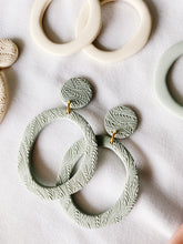 Load image into Gallery viewer, Ivy | Classic Spring