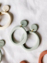 Load image into Gallery viewer, Ivy | Classic Spring