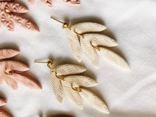 Load image into Gallery viewer, Dahlia | Classic Spring