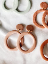 Load image into Gallery viewer, Ivy | Classic Spring