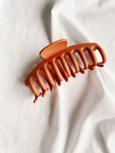 Load image into Gallery viewer, Julia Hair Claw