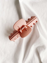 Load image into Gallery viewer, Julia Hair Claw